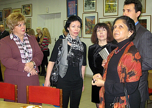 Генеральный консул Индии в Санкт-Петербурге г-жа Р.Локеш на выставке работ юных художников